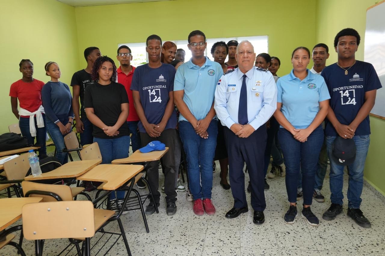Director Escuelas Vocacionales reafirma su compromiso con la calidad educativa y el bienestar en la Escuela Vocacional de Los Alcarrizos