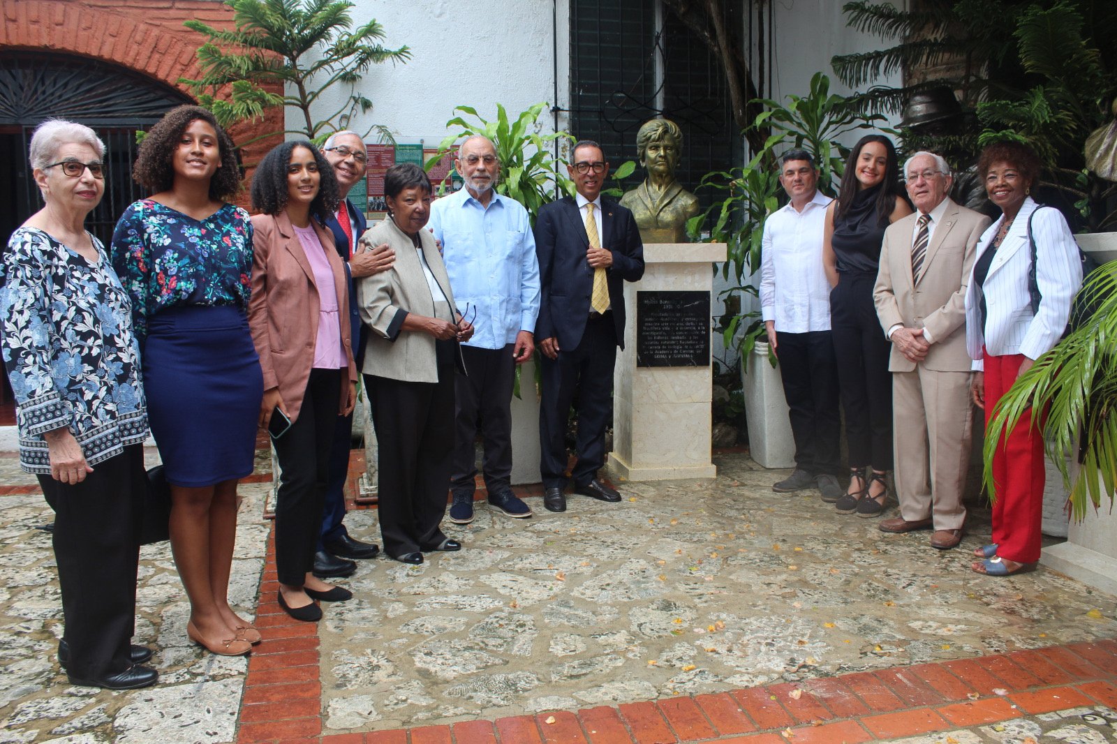 Develizan busto en honor profesora Idelisa Bonnelly de Calventi 