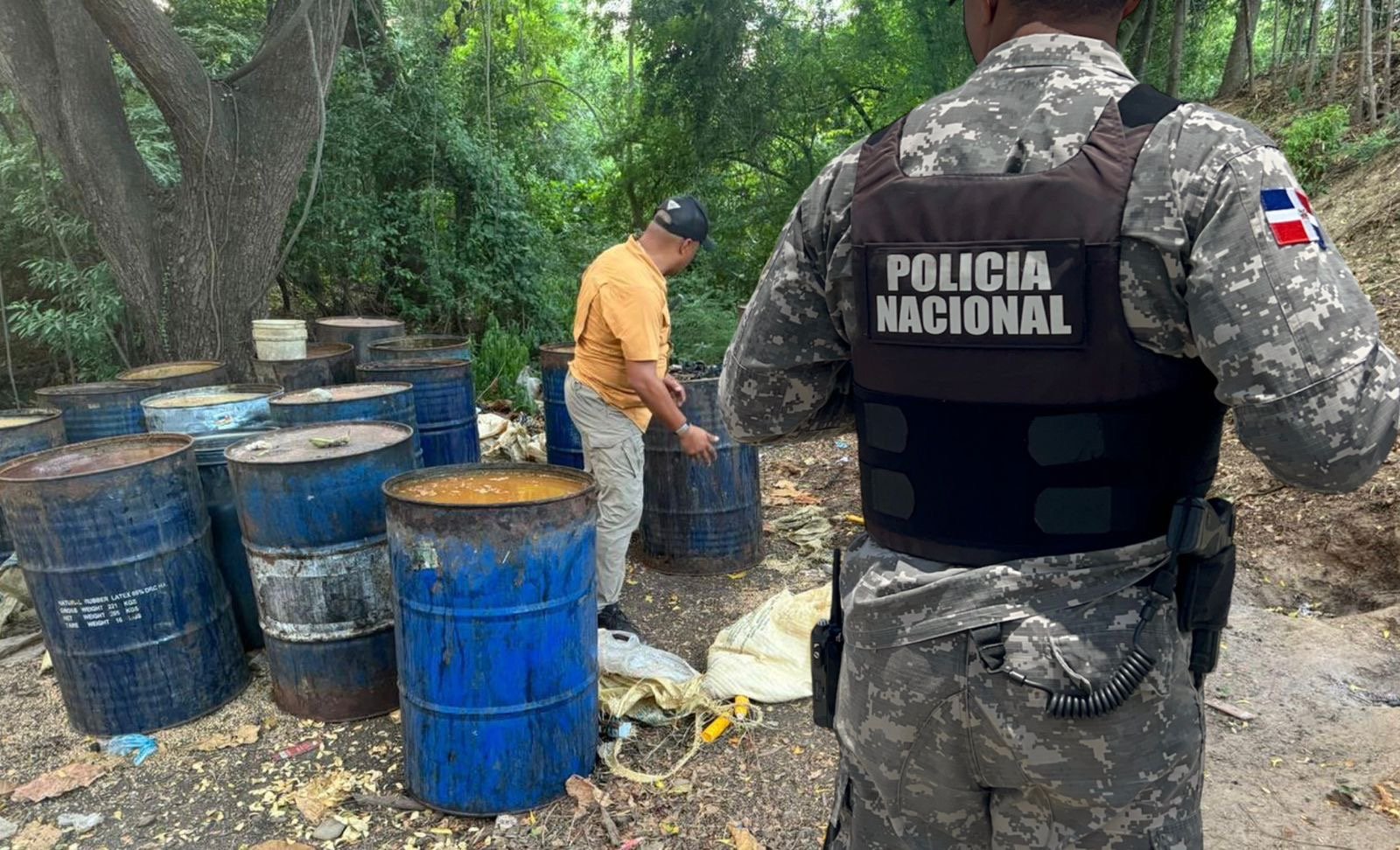 En allanamiento, PN y MP desmantelan laboratorio clandestino de bebidas alcohólicas adulteradas en Navarrete