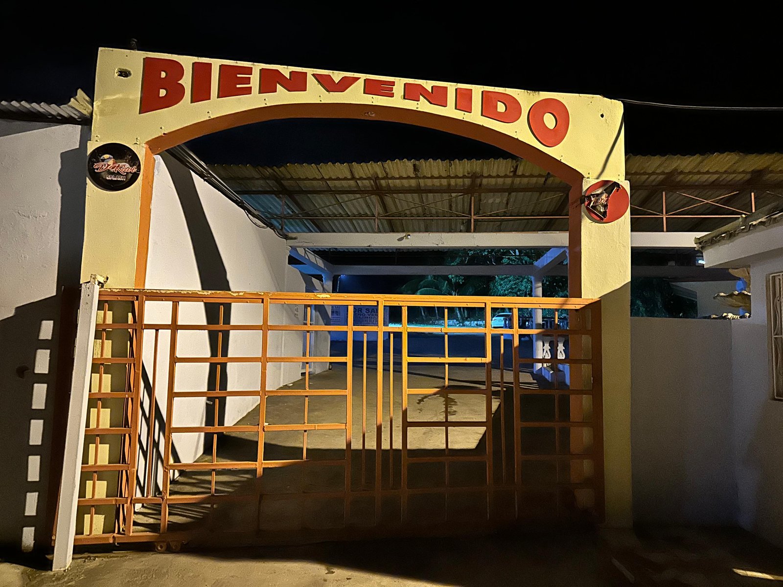 Clausuran el establecimiento D’ Kiwi Splash en Puerto Plata por venta de alcohol a menores