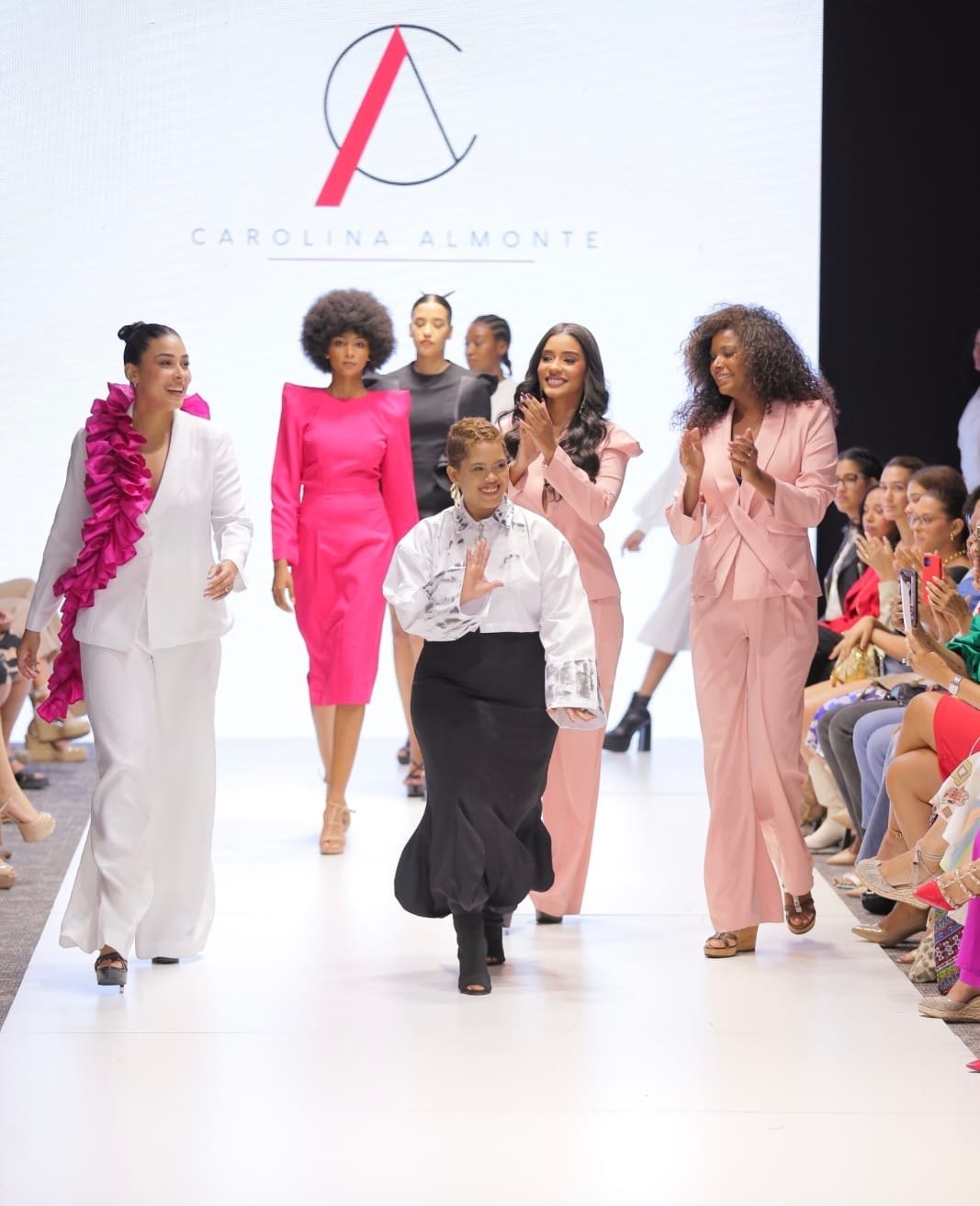 Carolina Almonte deslumbra en RD Fashion Week 2024 con su colección benéfica “ARMOR PINK”