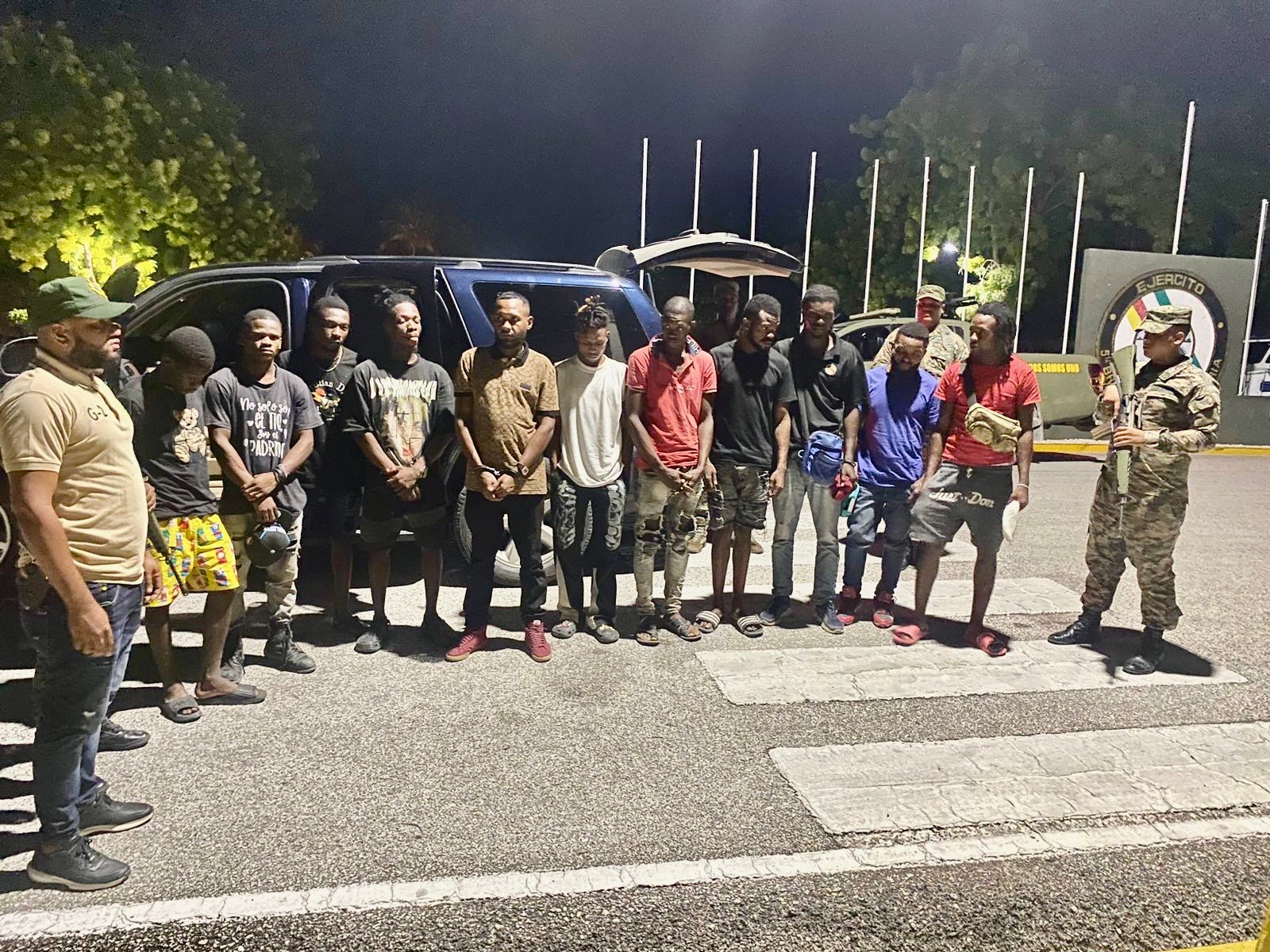 Ejército detiene a dominicano transportaba haitianos indocumentados