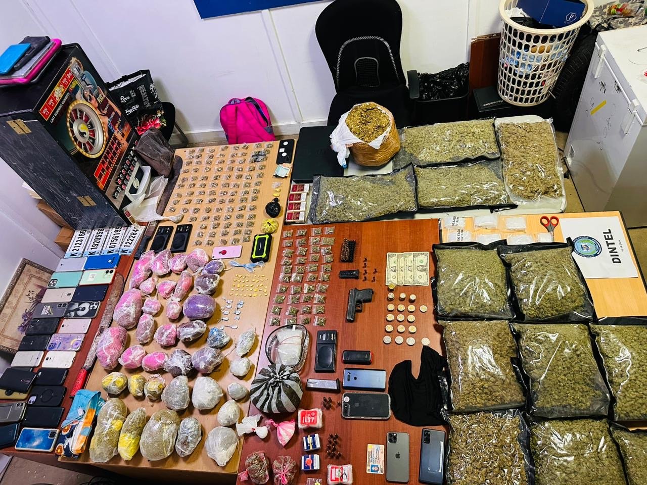 Dintel incauta drogas y máquinas tragamonedas en operativo en La Romana y Villa Hermosa