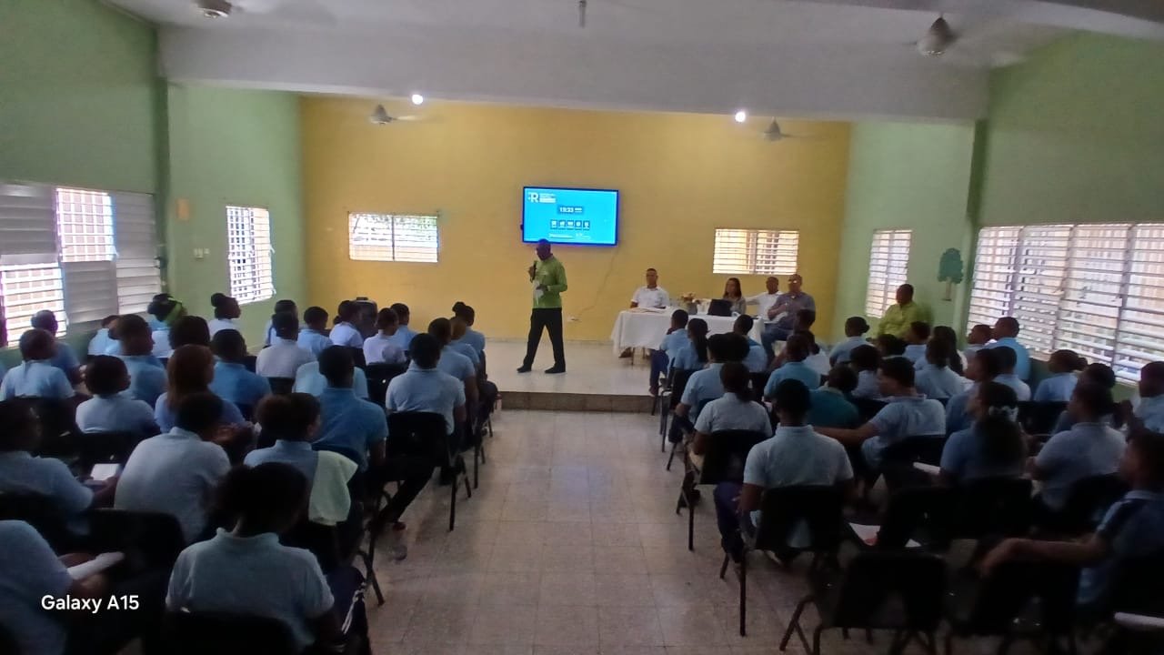De La Cruz Fernández destaca aportes de Comedores Económicos a la UASD Recinto Barahona