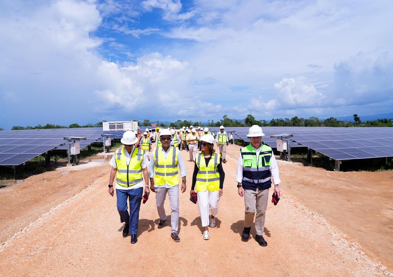 Ministro Joel Santos resalta confianza de inversionistas en el sector eléctrico al visitar  el complejo fotovoltaico Cotoperí Solar, en La Romana