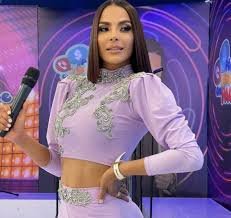 Verónica Batista combina su personalidad de "Chica Extrema" con una "Fuera de liga" en su nuevo programa de televisión