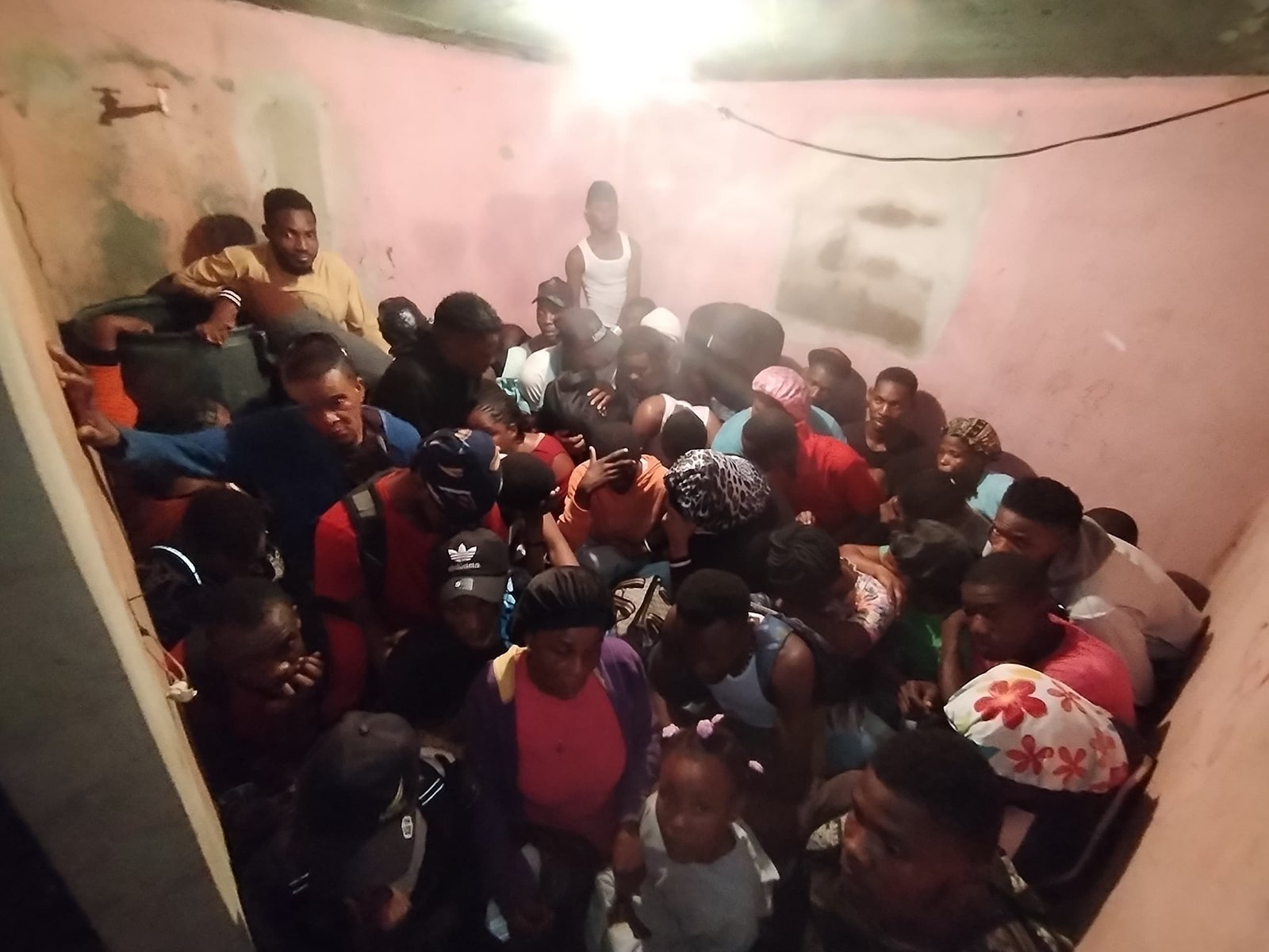 Ejército y Migración intervienen Hotel en Montecristi