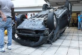 Cae vehículo en supermercado de la avenida 27 de Febrero