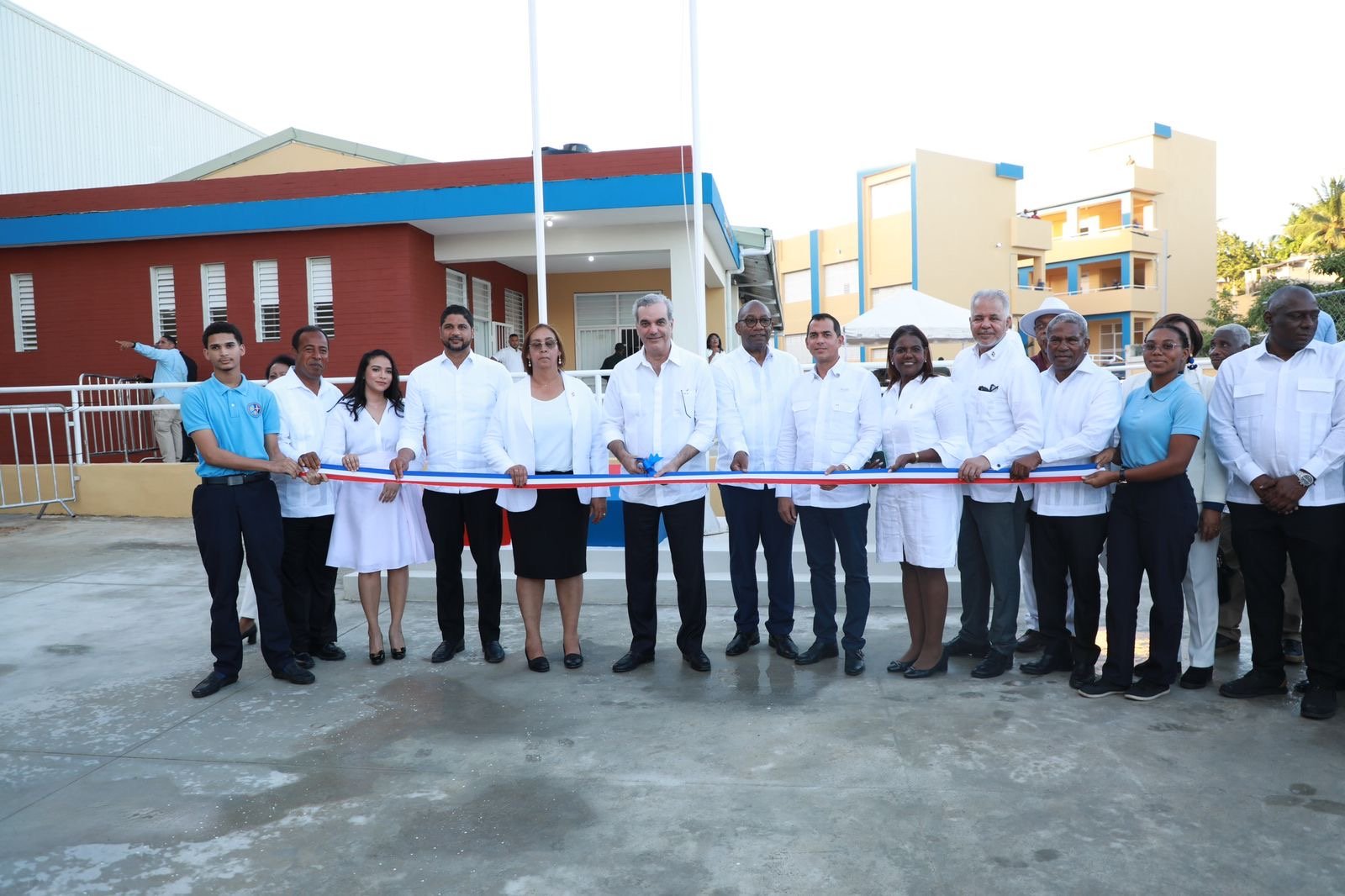 Presidente Abinader inaugura un Liceo Experimental, un Salón Multiuso de la UASD y un CAIPI, en San Cristóbal
