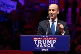 Trump ficha a Stephen Miller, ideólogo de su estrategia migratoria