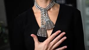 Un misterioso collar de diamantes subastado por 4,8 millones de dólares en Ginebra