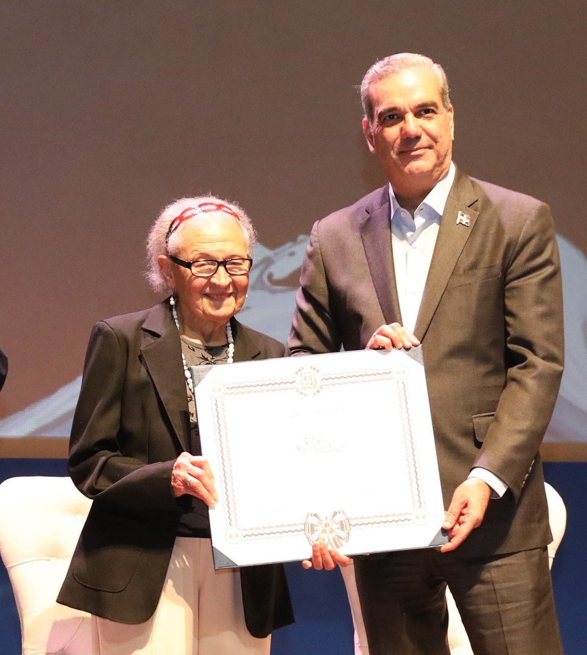 Presidente Abinader condecora a la poeta, narradora y ensayista, Rhina Espaillat con la Orden del Mérito de Duarte, Sánchez y Mella 