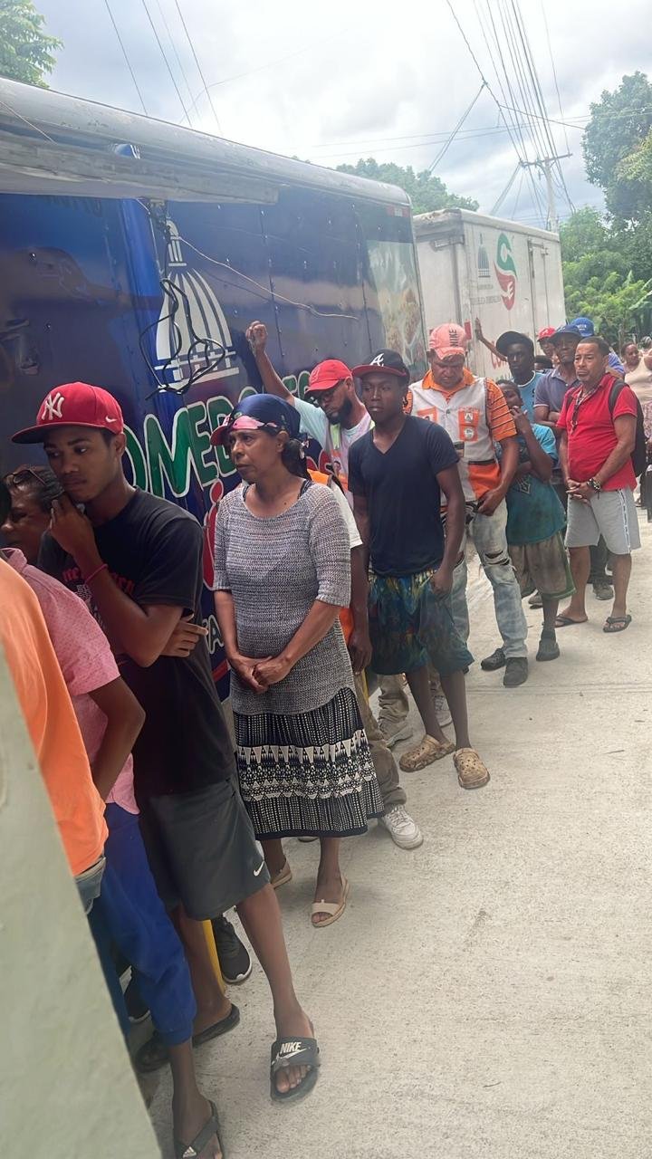 Comedores Económicos del Estado Dominicano (CEED) se mantiene dando asistencia alimentaria a comunidades afectadas por lluvias