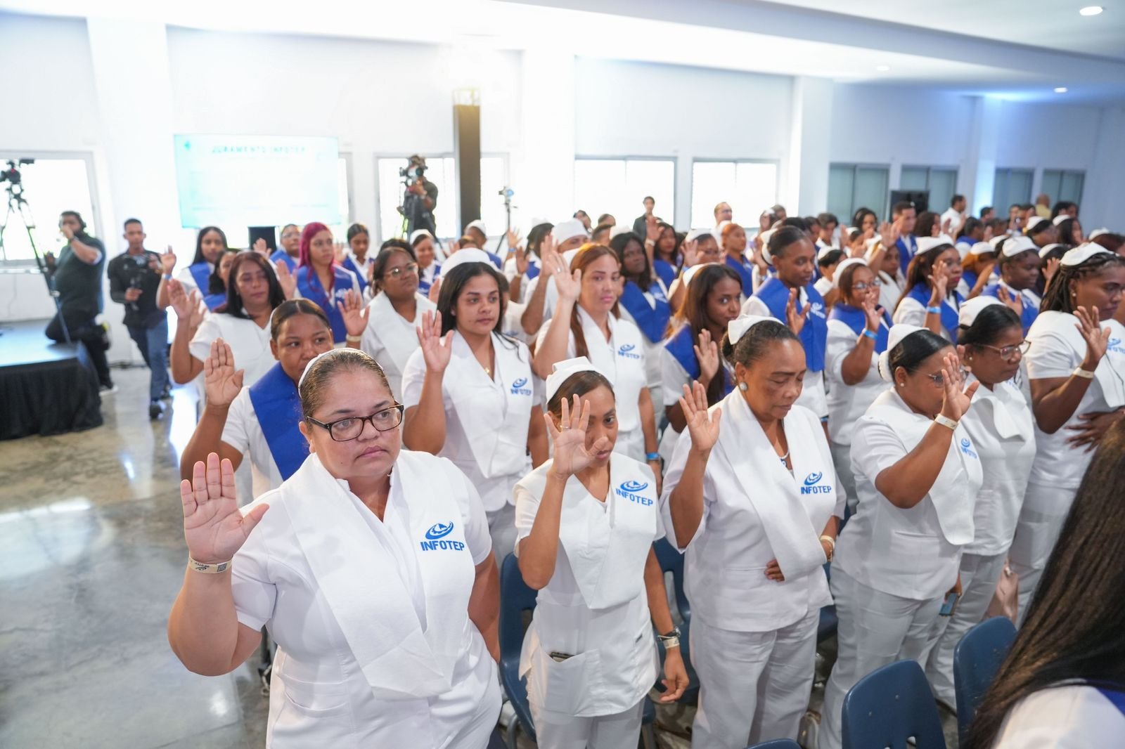 INFOTEP celebra graduación extraordinaria de 335 egresados como auxiliares de enfermería