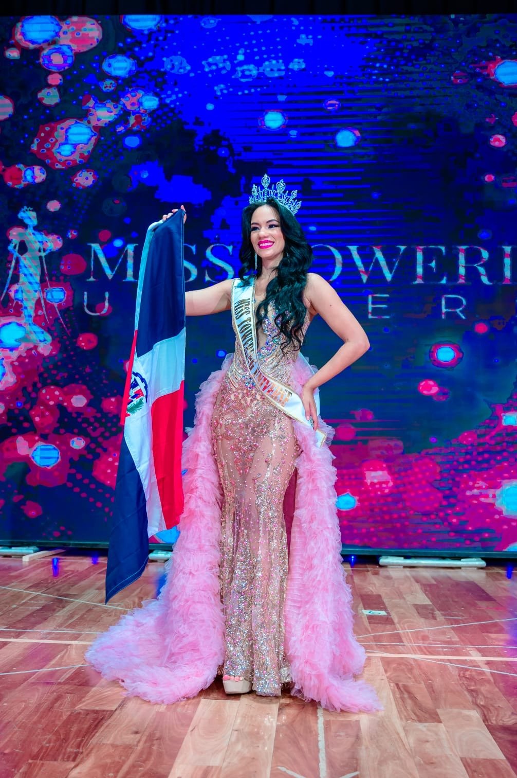 Modelo dominicana Yadira Muñoz es la nueva Miss Towering Universe