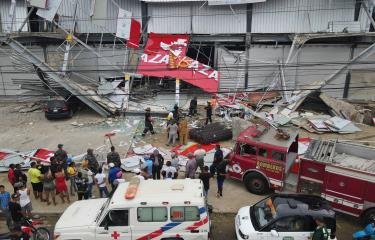 Rescatan a tres personas entre los escombros de estructura colapsada en Santiago