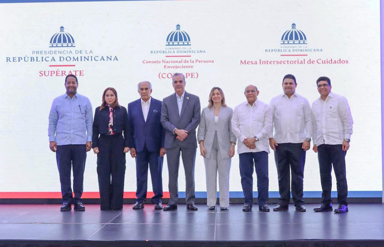 Presidente Luis Abinader designa oficialmente a 90 personas cuidadoras en Conape