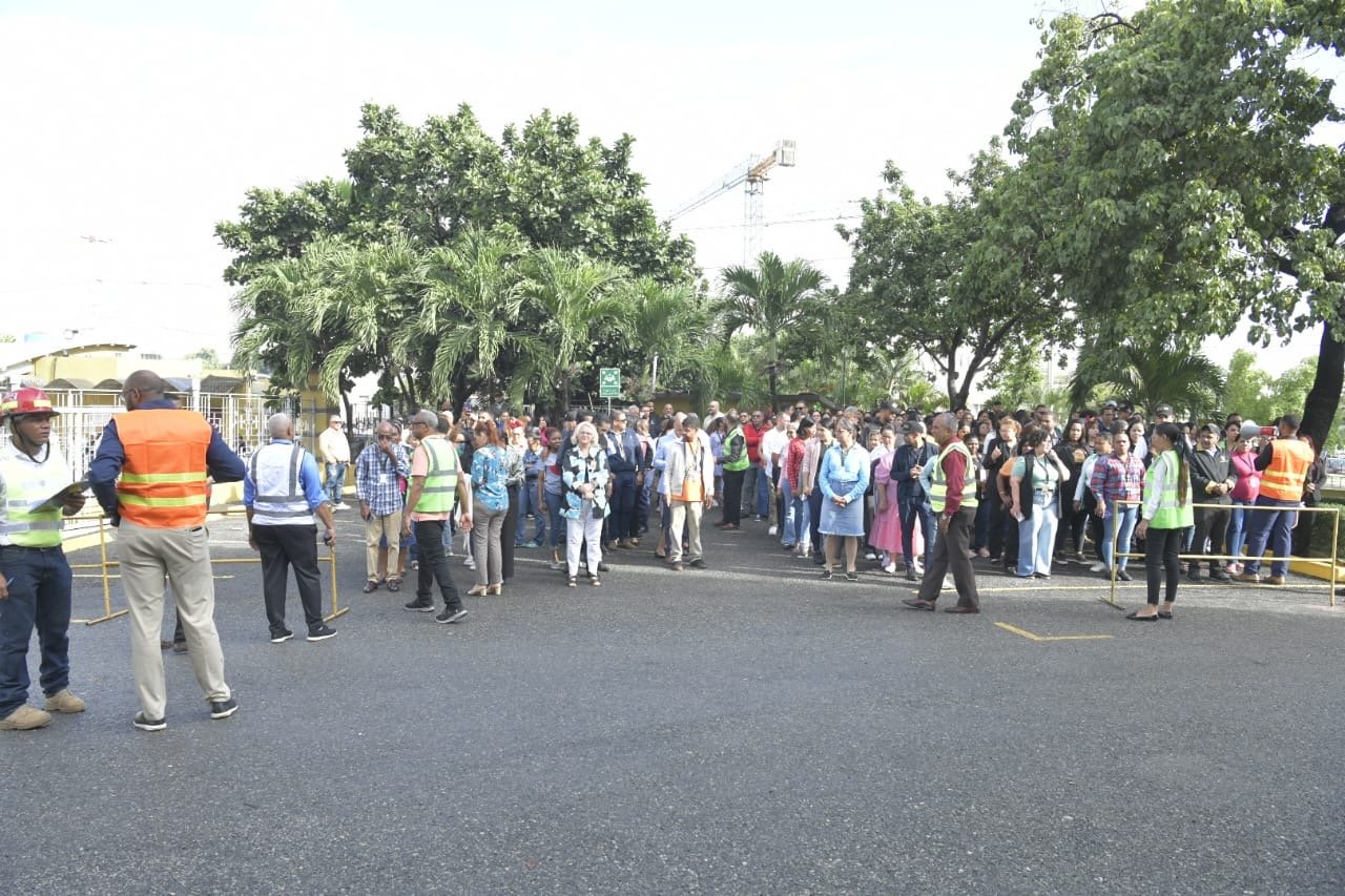 La JCE evacúa en tiempo récord a su personal de la sede central durante simulacro de terremoto  