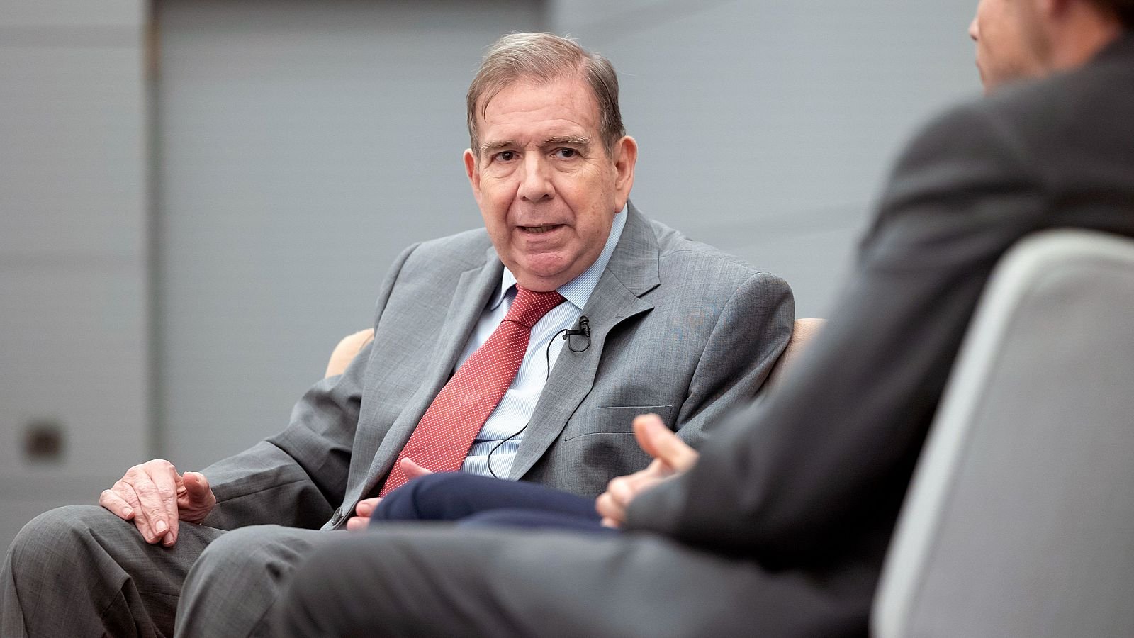 Edmundo González quiere tomar posesión en enero en Caracas y rechaza hacerlo en el exilio