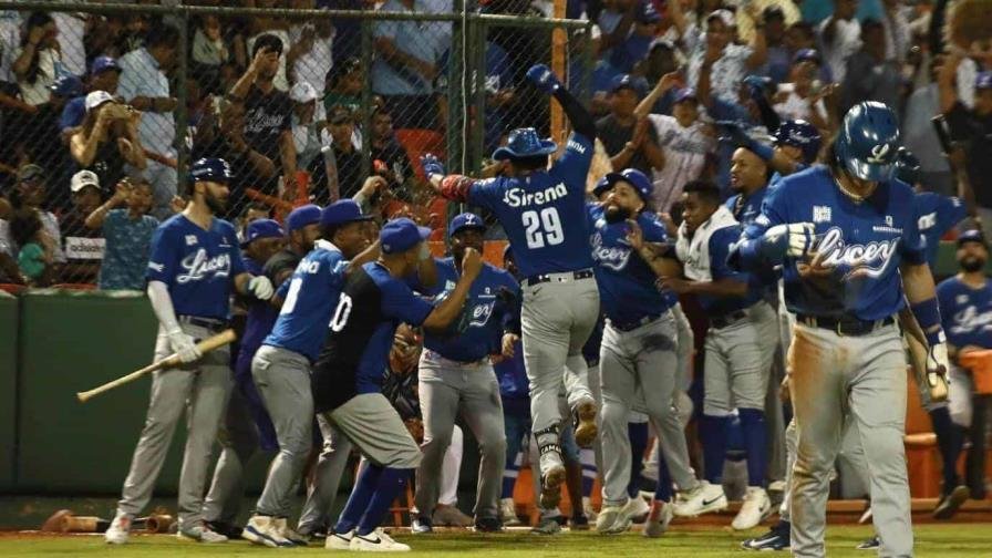 Licey castiga el pitcheo de los Toros en "El Corral"