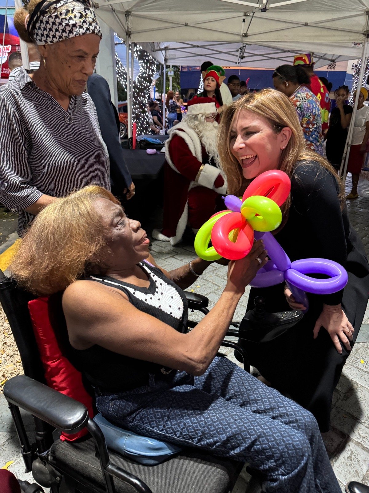 Alcaldía del Distrito Nacional lleva la alegría de la Navidad a los barrios con aguinaldos