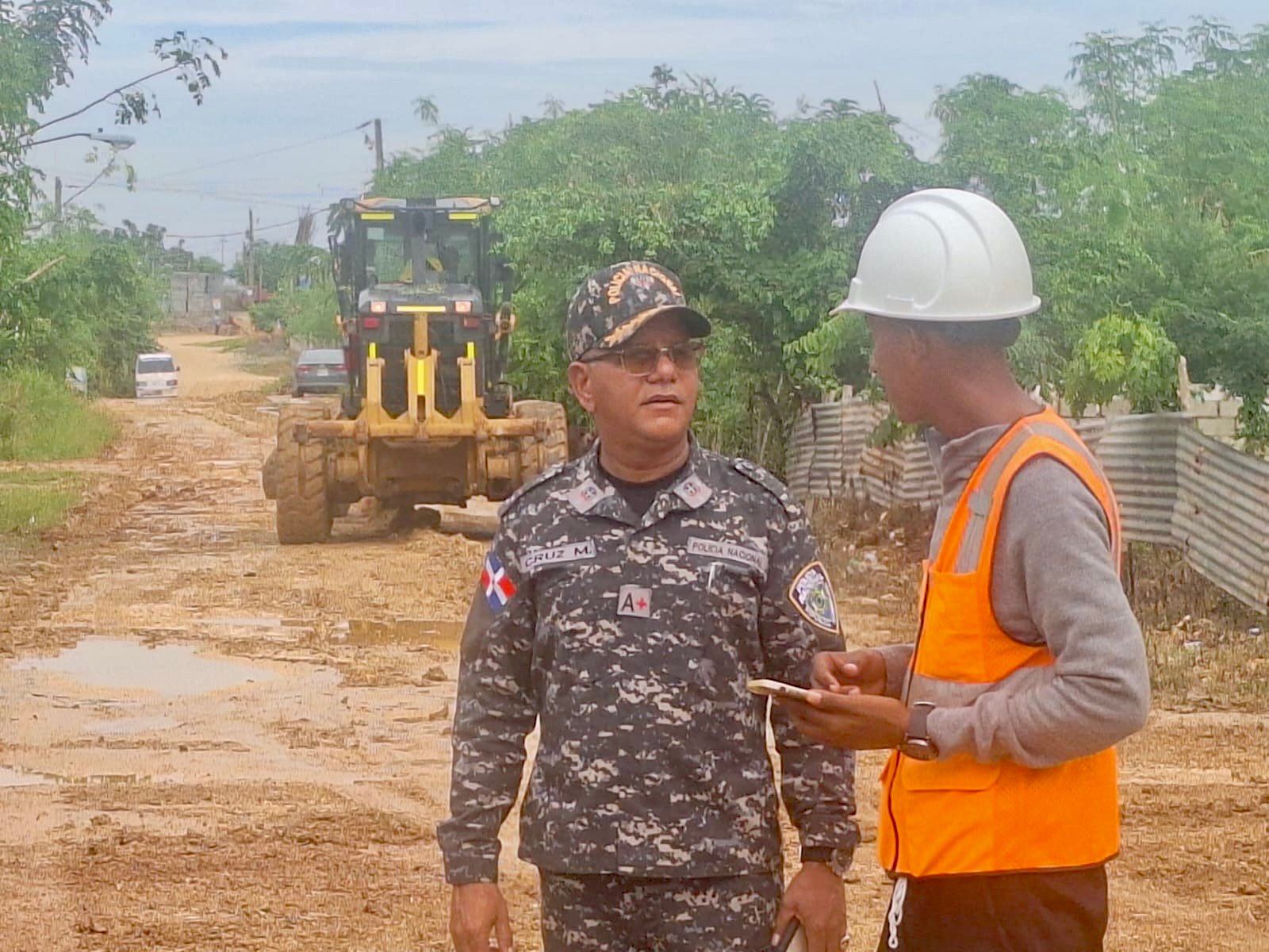 Policía Comunitaria lleva soluciones al Sector Montes De los Olivos SDE, junto a otras instituciones del Gobierno