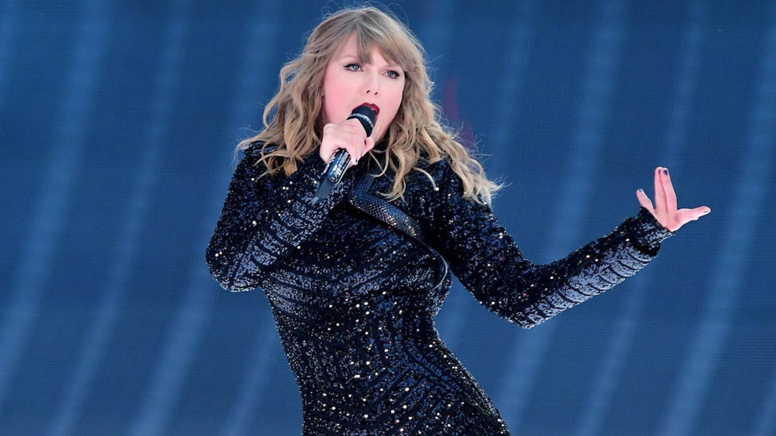 Taylor Swift rompe récords con su gira, superando los 2,000 millones de dólares en ingresos