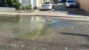 Colapso de drenaje sanitario en Los Alcarrizos atenta contra la salud de moradores
