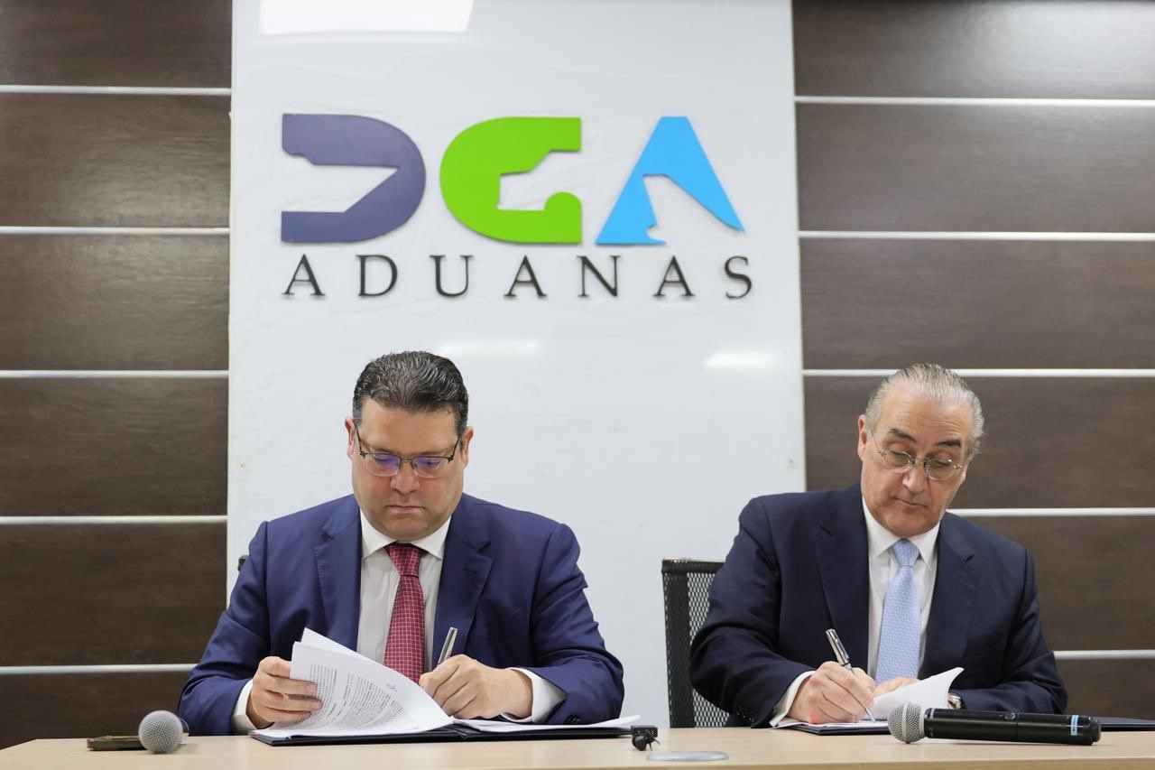 Aduanas y la ONEC firman acuerdo para combatir la competencia desleal  