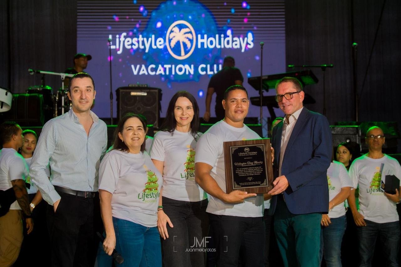 Grupo Lifestyle celebra en grande fiesta de navidad para sus servidores