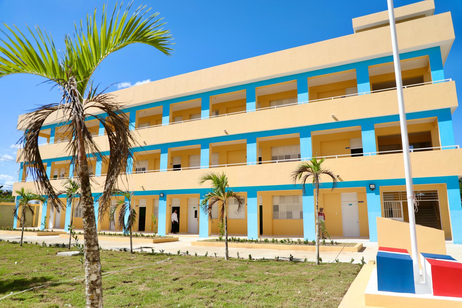 Presidente Abinader inaugura escuela básica, plazoleta y cancha deportiva en San Pedro de Macorís 