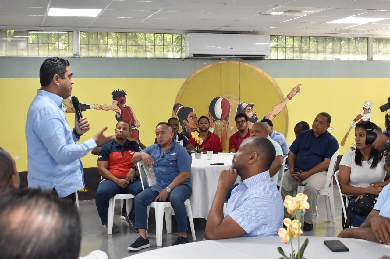 Ministro Kelvin Cruz entrega bonificación navideña entrenadores alto rendimiento