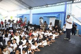Voluntariado Banreservas realiza fiesta navideña en la escuela Movearte del Río Ozama