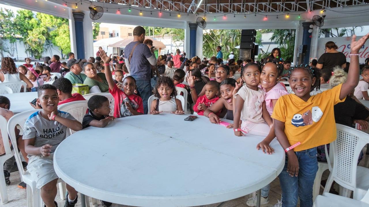 Fundación GBC lleva “Ruta de la Alegría Navideña” a cientos de niños del DN con cenas navideñas y entrega de juguetes 