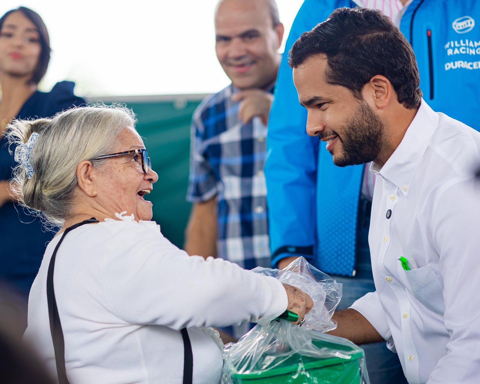 Omar Fernández entrega 12,000 kits de alimentos para familias vulnerables 
