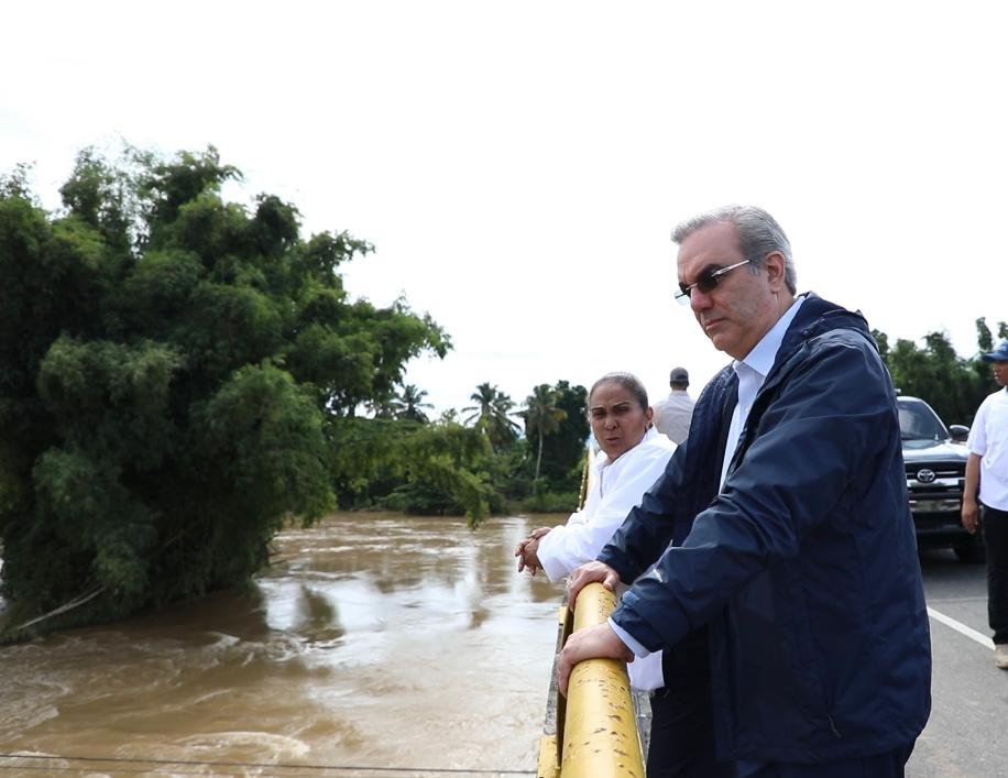 El presidente Abinader recorre zonas afectadas por las lluvias en Puerto Plata