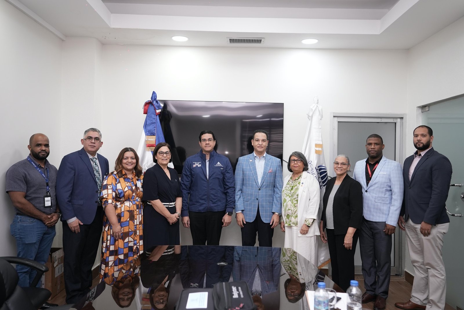 Energía y Minas entrega equipo para diagnóstico e insumos de laboratorio al Ministerio de Salud Pública