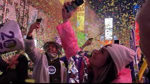 Fuerte lluvia y relámpagos no empañan la tradicional fiesta de Nochevieja en Times Square
