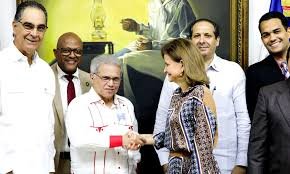 Médicos logran acuerdo de aumento salarial de un 25% con el Gobierno