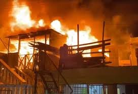 Incendio destruye vivienda de dos niveles en Santiago