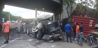 Patana se vuelca en la Autopista Duarte a su paso por Pontón, La Vega
