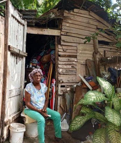 Un techo digno para Bienvenida Santana: Un llamado a la solidaridad desde Boca Chica