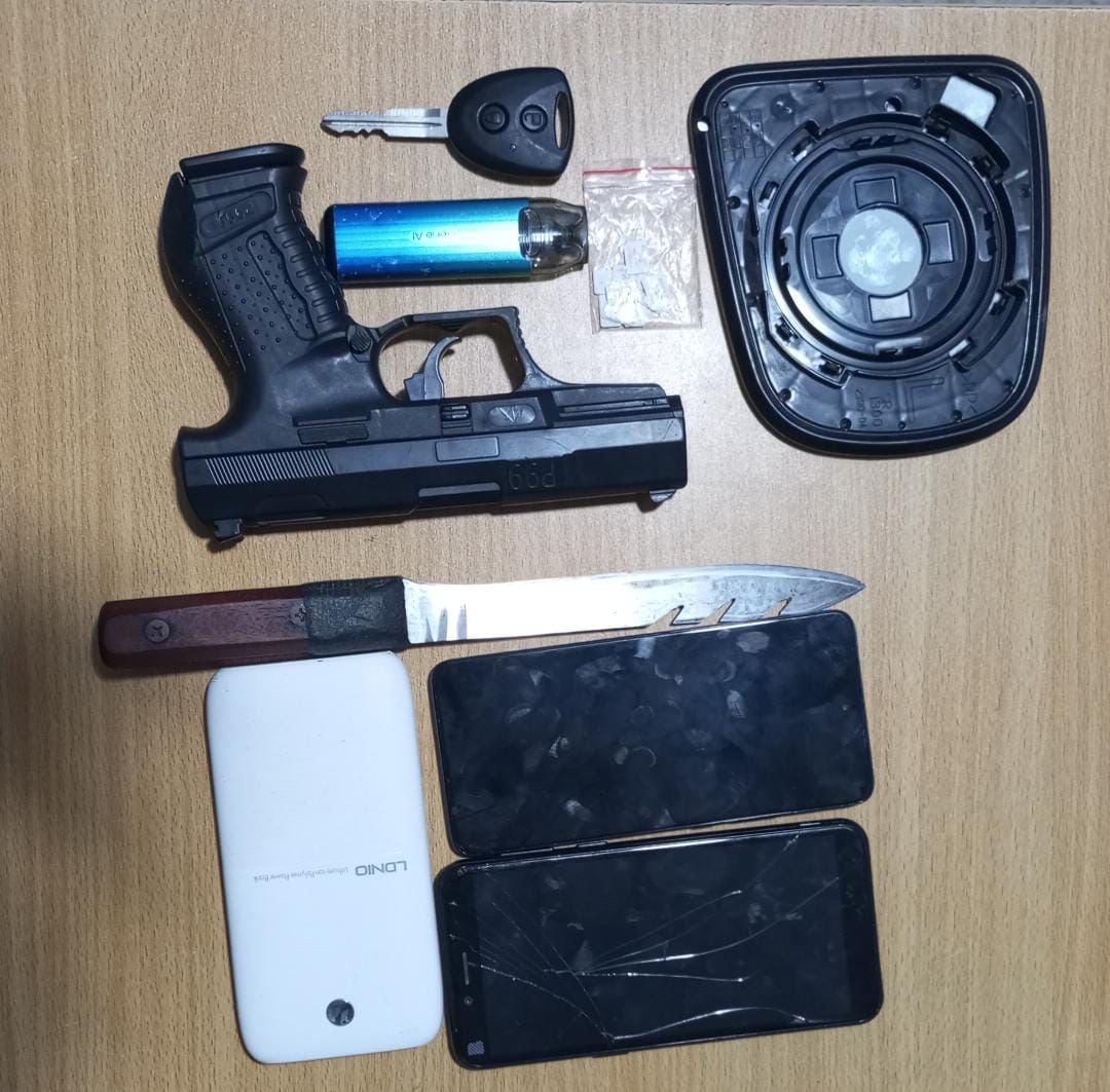 Policía apresa a dos antisociales por robo y recupera pertenencias en Villa Mella, SDN
