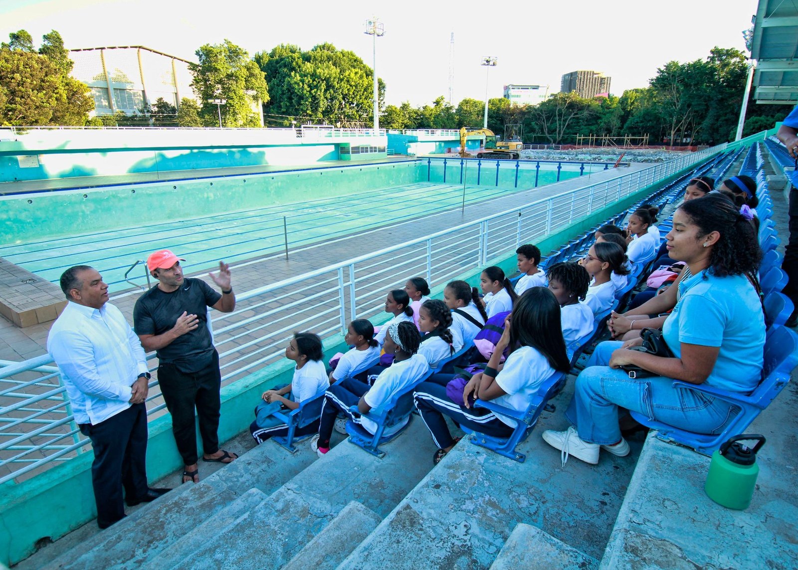 INEFI entrega kits de natación al Hogar Escuela Mercedes Amiama Blandino