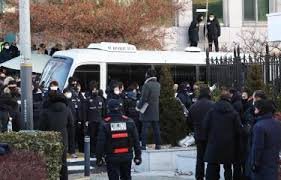 Las autoridades surcoreanas logran entrar en la residencia de Yoon para arrestarlo