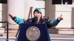 Gobernadora de Nueva York promete invertir 1,000 millones en lucha contra crisis climática
