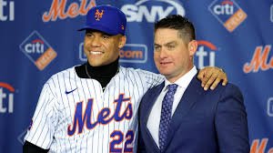 Juan Soto se comunica con compañeros de los Mets de Nueva York