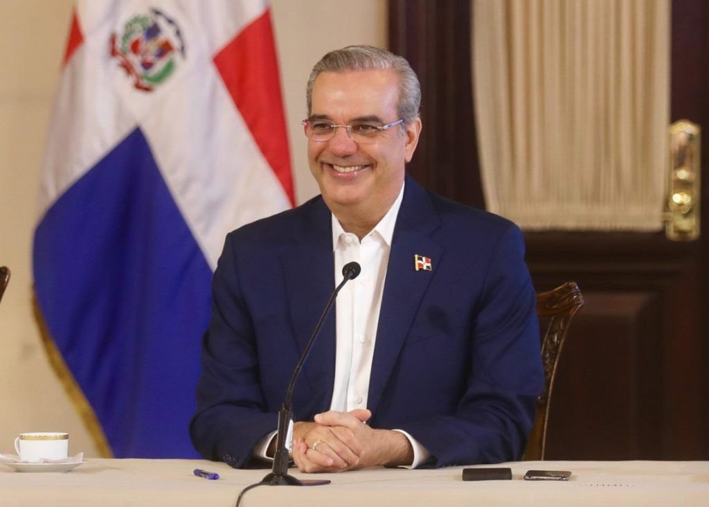 Presidente Abinader dona su salario en 2024 a causas sociales de alto impacto 