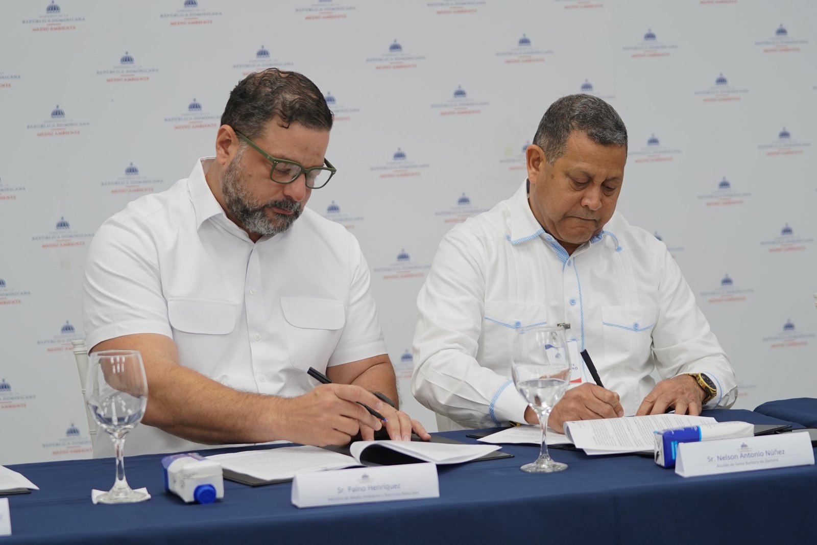 Alcalde Nelson Núñez firma convenio para iniciar observación de ballenas 