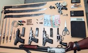 La División de Inteligencia de la Policía apresa a dos hombres con seis armas de fuego en Tenares